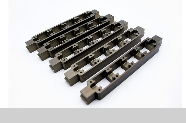 觸控一體廣告機(jī)廠家為什么一定要找個(gè)好的鋁合金邊框廠家來配合